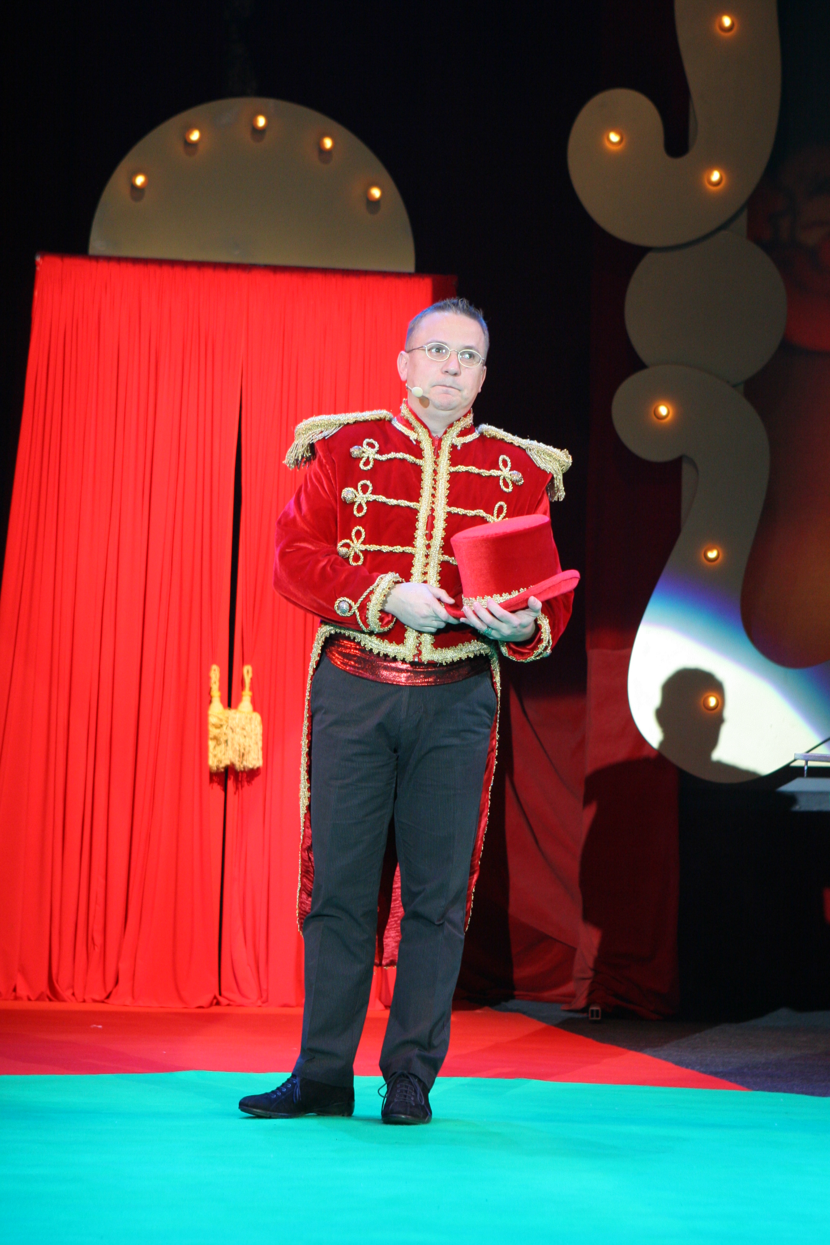 Vizante a parasit pentru o perioada scena teatrului