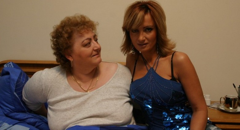 Maria intreaba uneori de bunica ei, insa e prea mica sa constientizeze ce se intampla