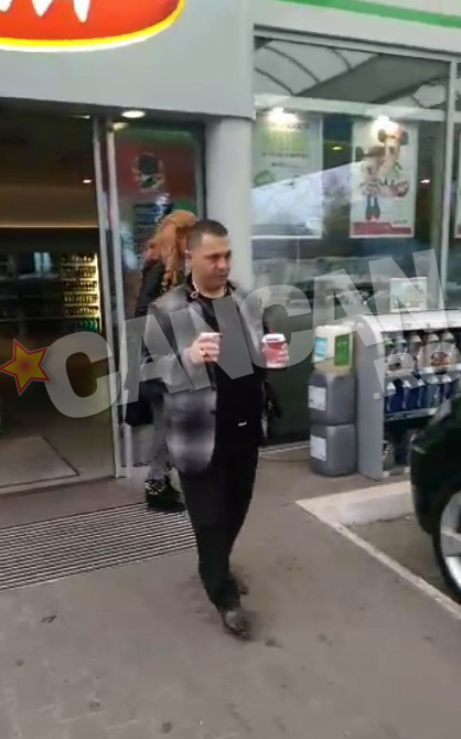 Guta se intoarce la masina cu cafeaua