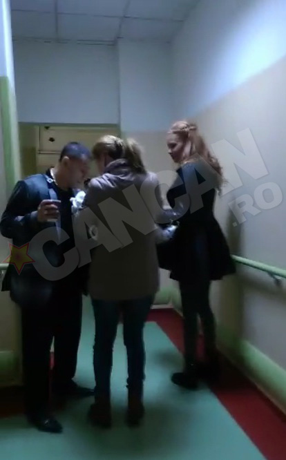 Manelistul o alinta pe micuta Anais pe holurile spitalului