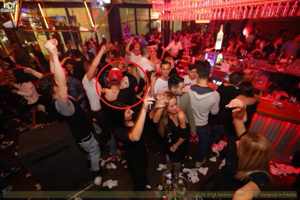 Desi are sotie acasa, cantaretul nu are nicio jena sa se imbratiseze cu diverse domnisoare