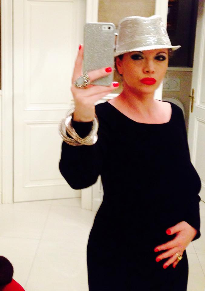 Oana a facut o pasiune pentru o rochie neagra, pe care o poarta peste tot