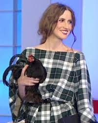 Iulia Albu le da note vedetele de la noi, desfiintandu-le pentru tinutele lor