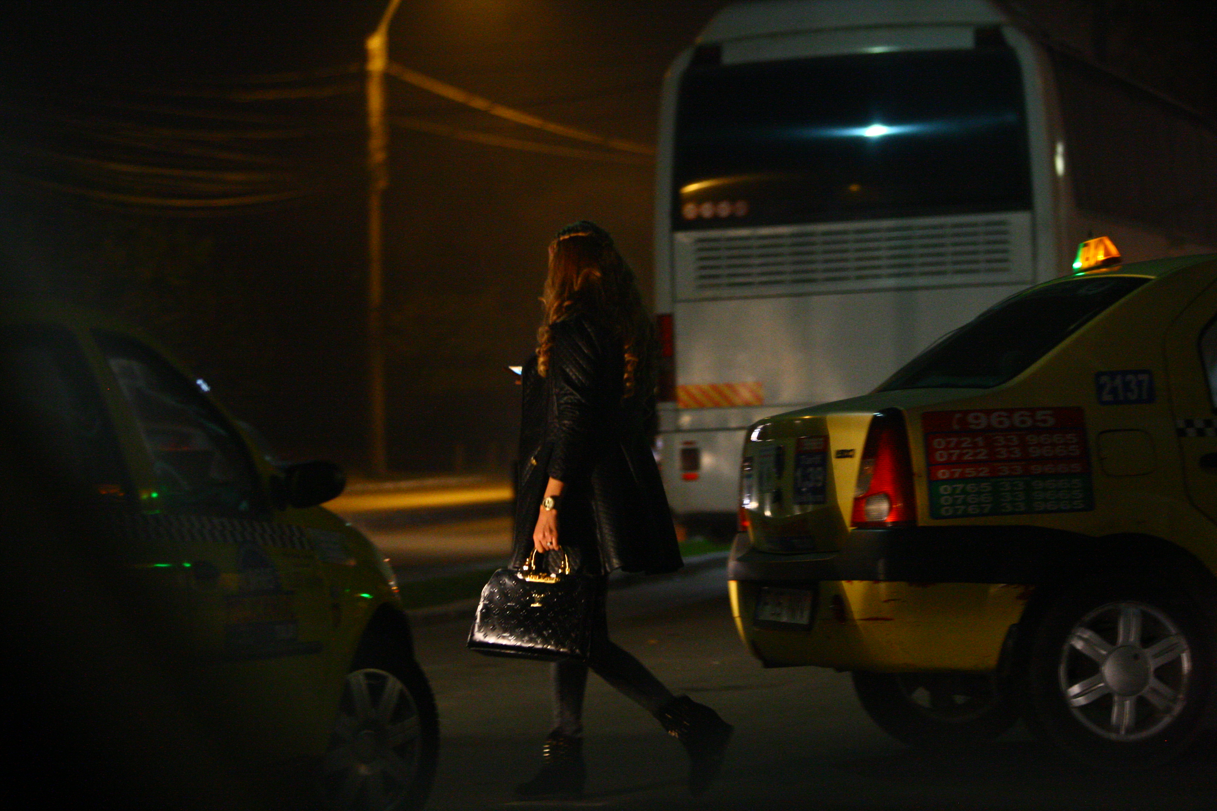 Beyonce de Romania a iesit la plimbare, zilele trecute, cu un model Louis Vuitton fals, pe brat