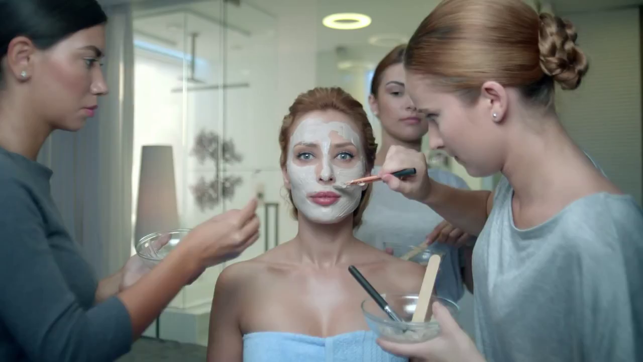 Iulia Vantur s-a lasat filmata cu masca de infrumusetare pe fata