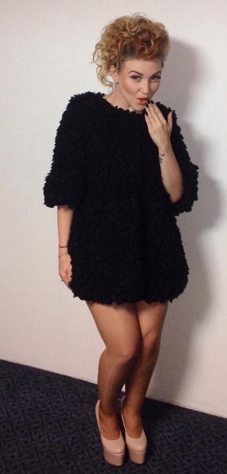 Desi a slabit foarte mult, Oana Radu nu isi permite inca sa imbrace rochii prea scurte