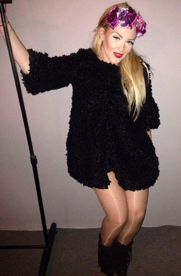 Vedeta nu isi permite inca sa imbrace fuste scurte