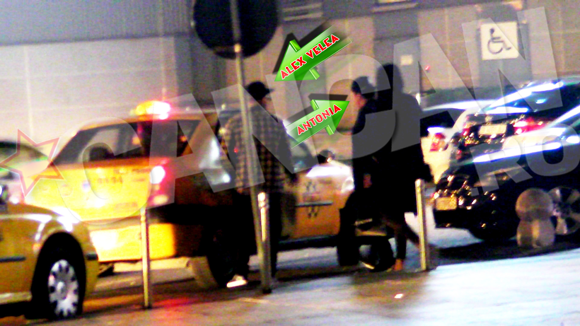 Ca un adevarat cavaler, artistul ii deschide Antoniei portiera taxiului