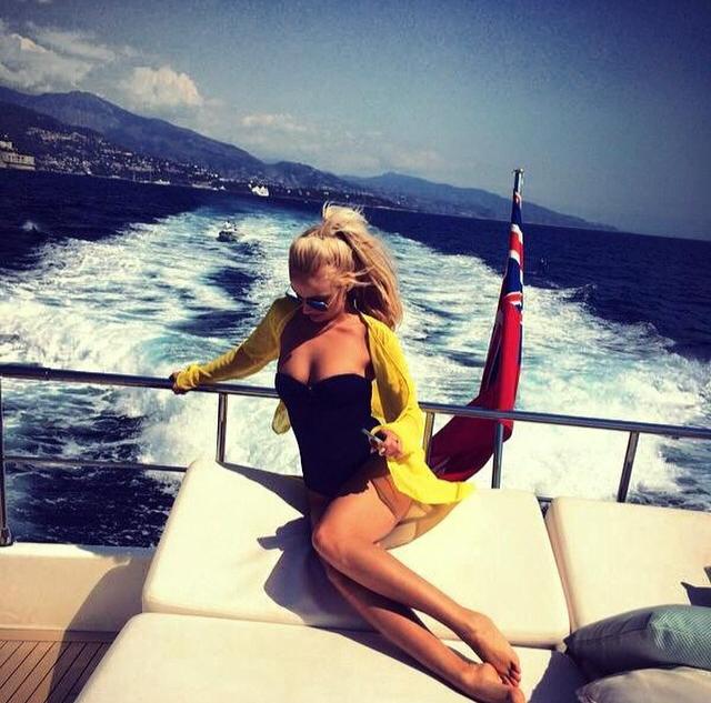 Blonda vrea sa ramana la silueta din vara