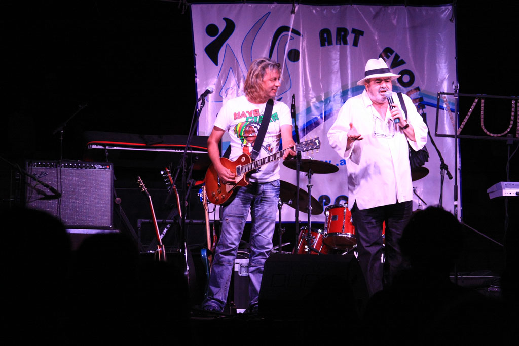 Solomon a facut parte din mai multe formatii rock din Romania