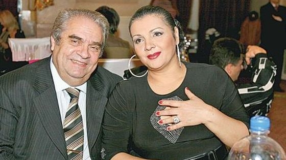 Artista nu poate citi, asa ca se bazeaza pentru asta pe sotul ei