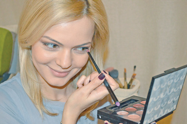 Lavinia este pasionata de machiaj