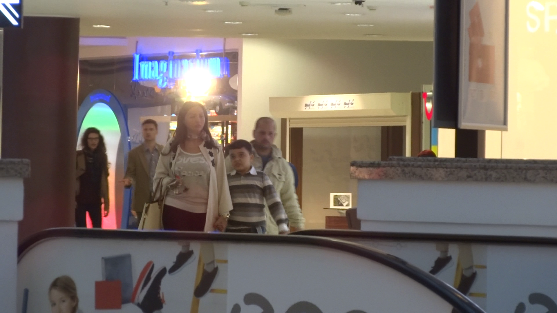 Narcisa, fiul si barbatul misterios s-au plimbat prin mall timp de cateva ore