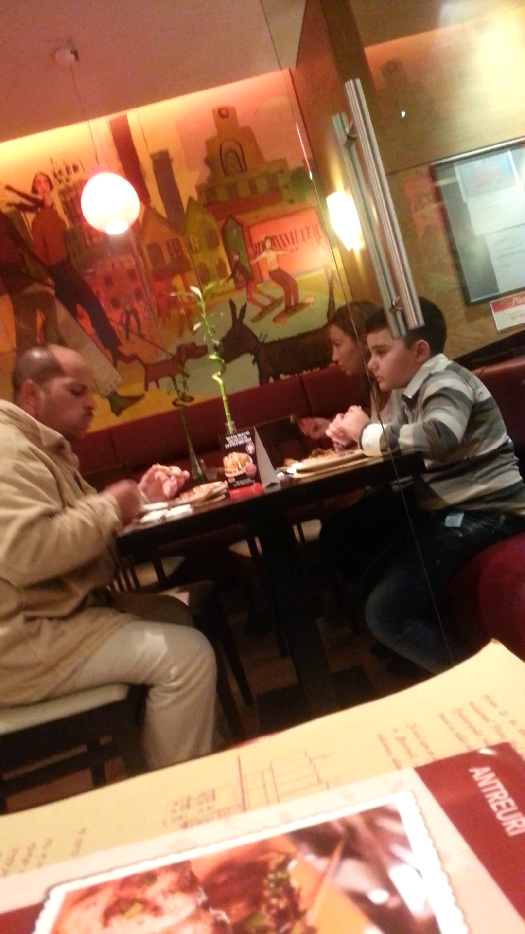 Loviti de foame, cei trei s-au oprit la un restaurant din incinta mall-ului