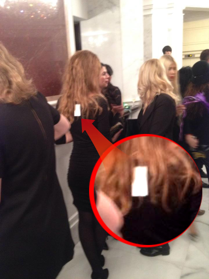 Asa s-a afisat Iulia, cand a intrat in incinta unde avea loc evenimentul: cu eticheta la vedere