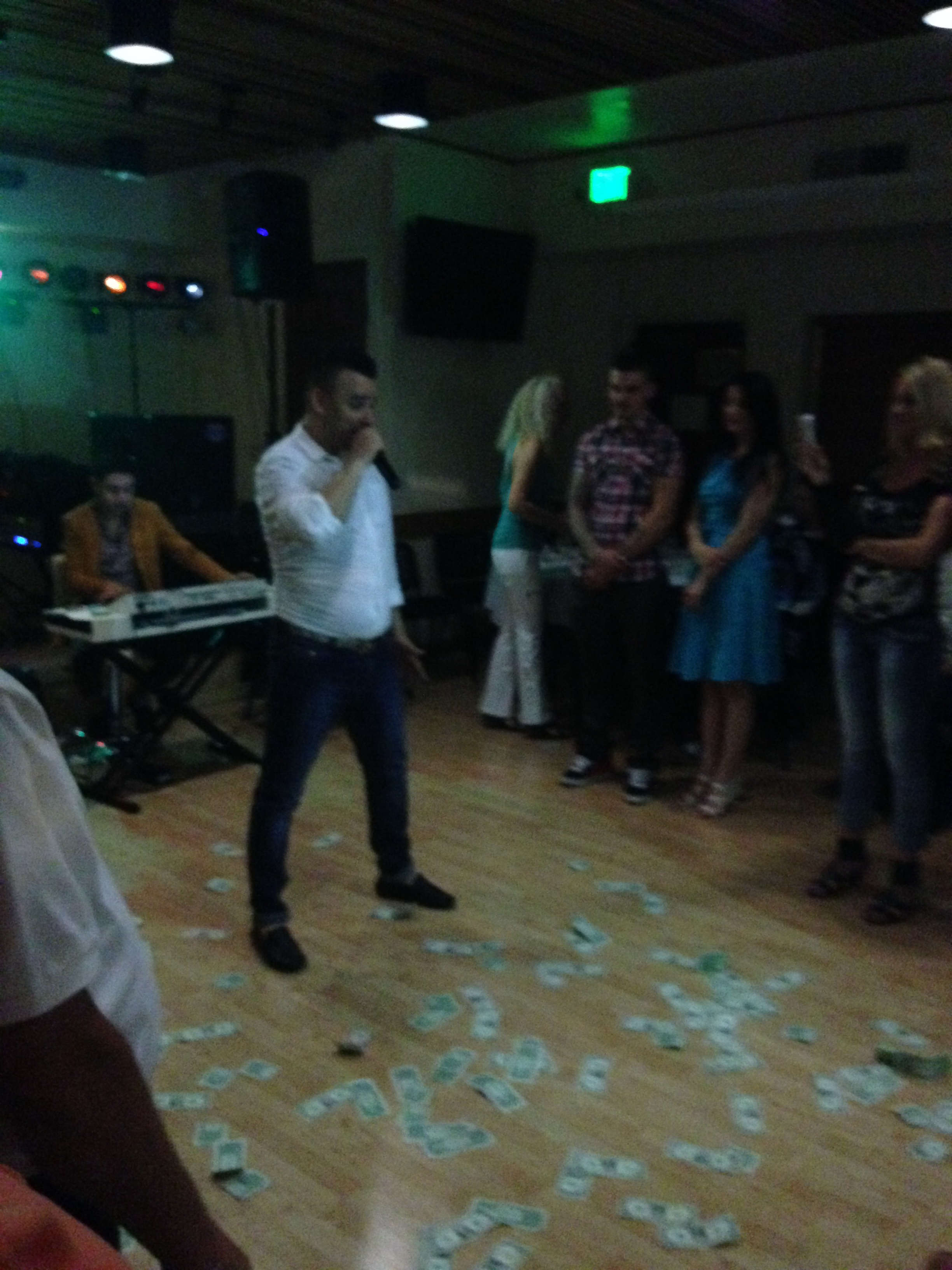 Liviu castiga bani frumosi la concertele din strainatate