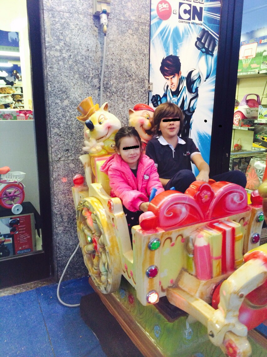 Cei doi copii se inteleg foarte bine