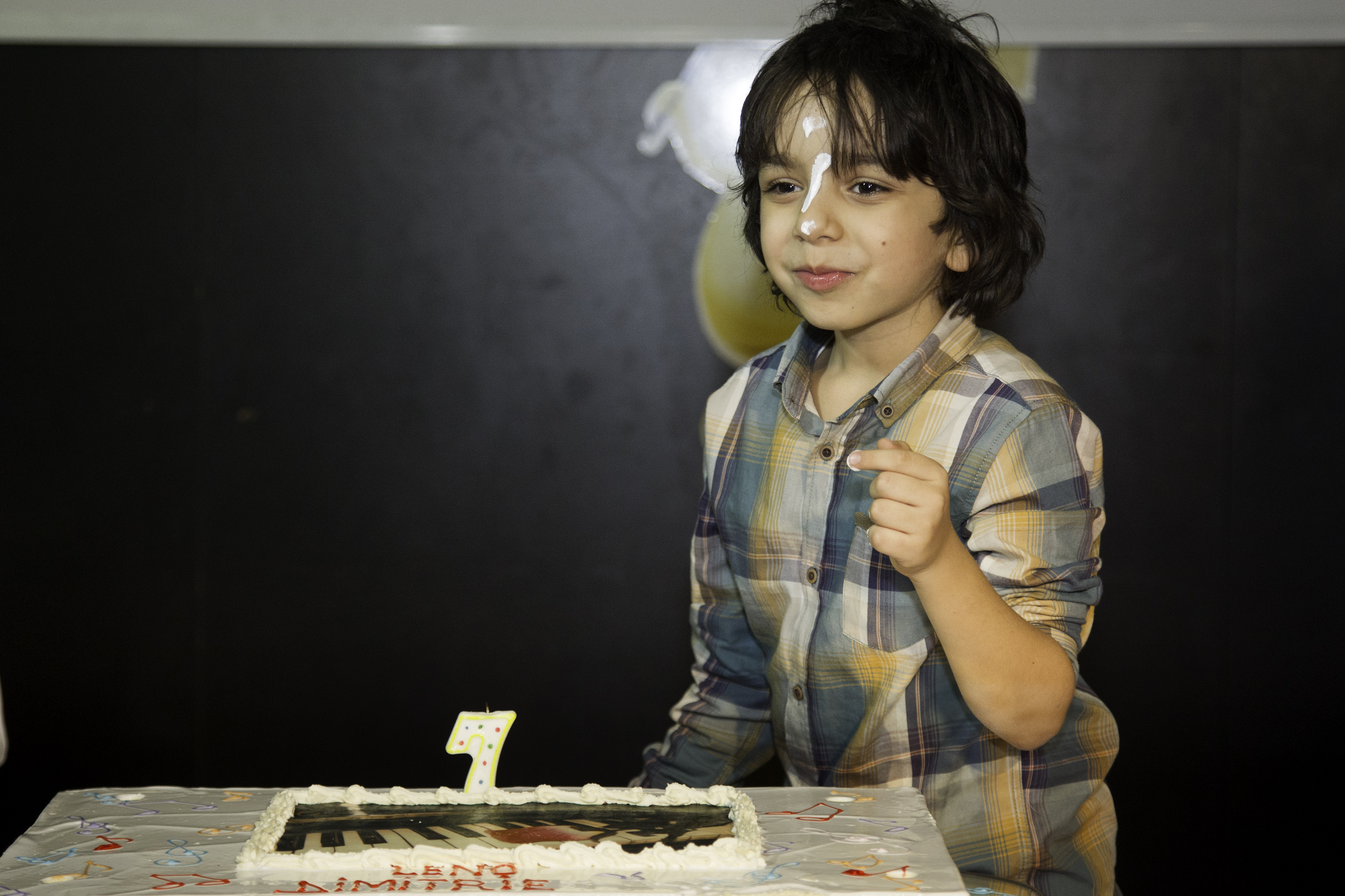 Micutul Leno s-a manjit cu tort, dupa ce a suflat in lumanari