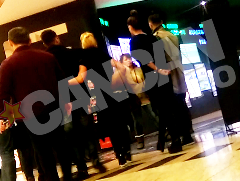 Anda a iesit la film cu gasca de prieteni a logodnicului ei