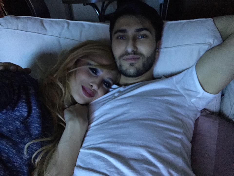 Lora si fratele ei petrec tot mai mult timp impreuna