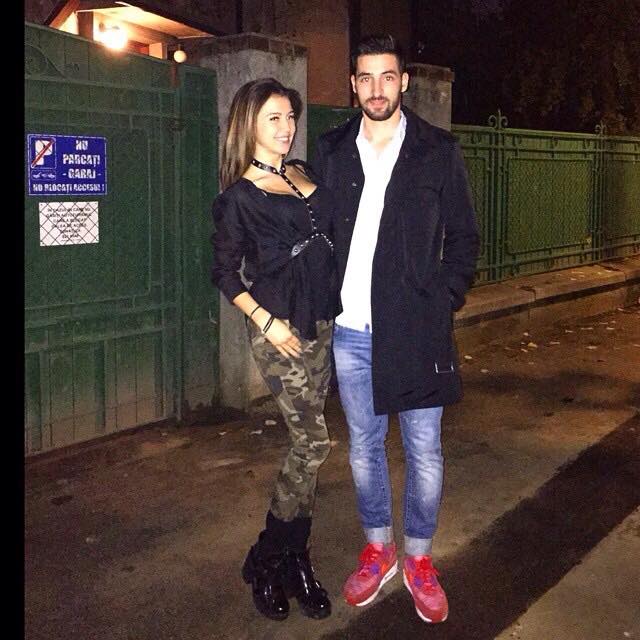 Memelusa alaturi de noul ei iubit