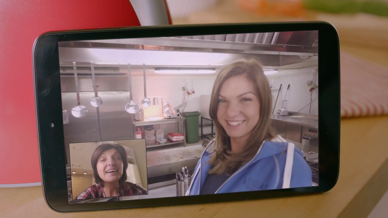 Cele doua vorbesc destul de mult la telefon