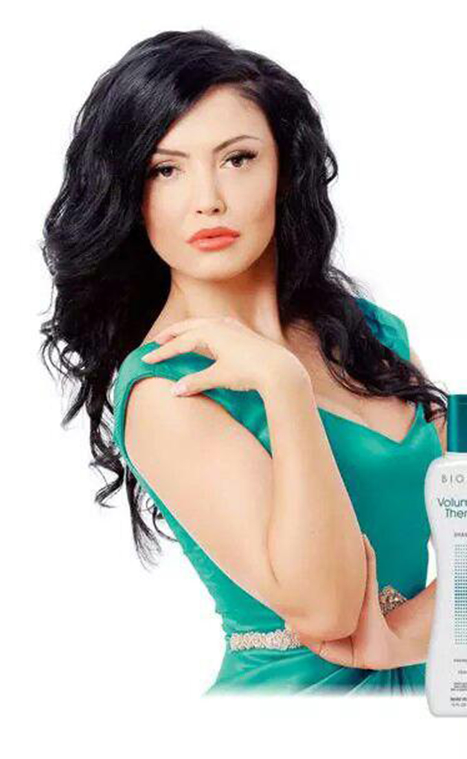 Vedeta are necazuri, la tribunal