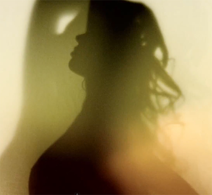 Inna le-a aratat fanilor teaser-ul videoclipului in care apare cu sanii la vedere