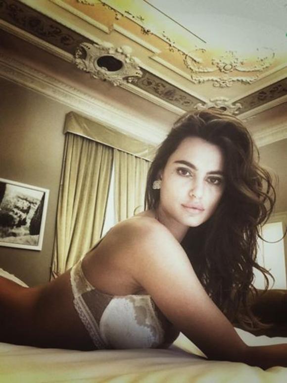 Catrinel Menghia si-a innebunit fanii cand a aparut aproape dezbracata, la primele ore ale diminetii