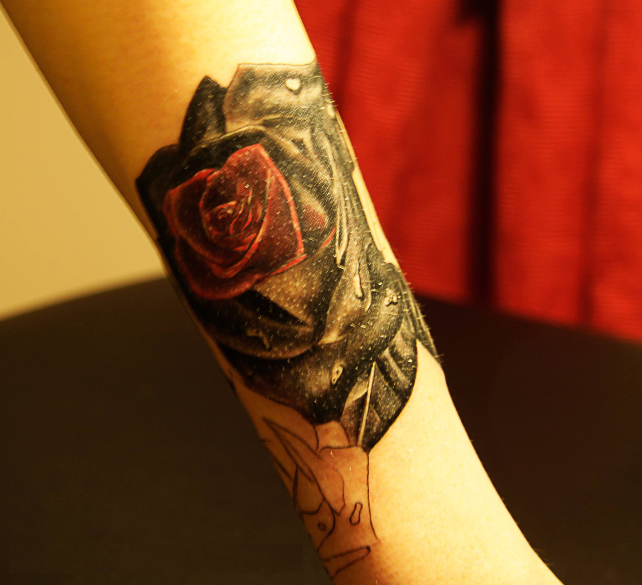 Carla si-a facut un tatuaj la salonul pe care il detine