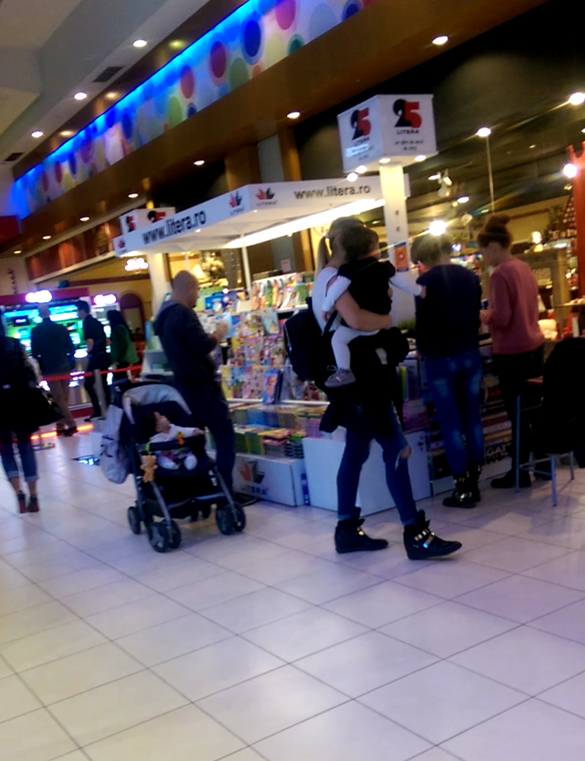 Violeta a vizitat un stand de carticele pentru copii