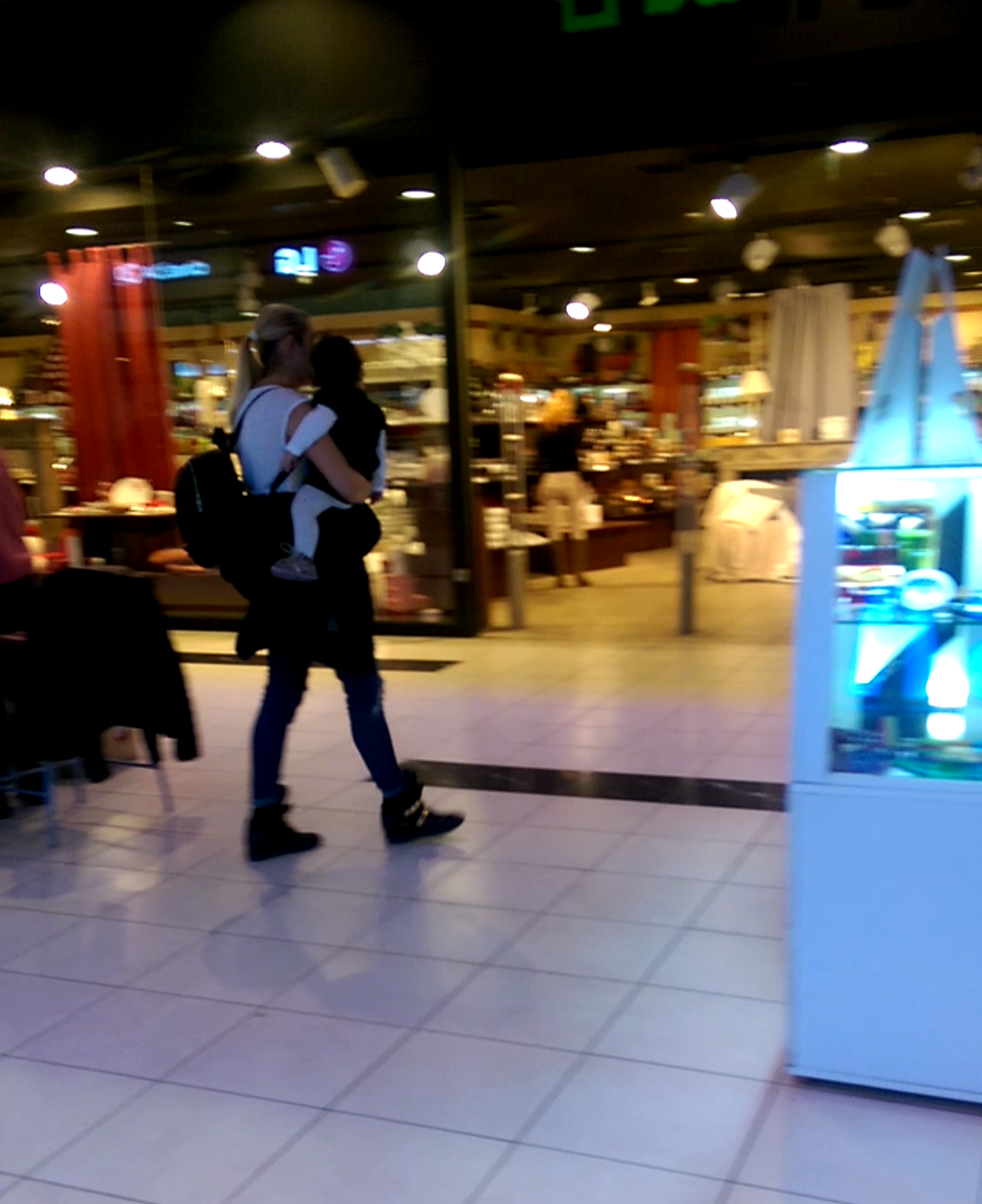 Sotia lui Marcel a trecut pe langa magazinul de decoratiuni