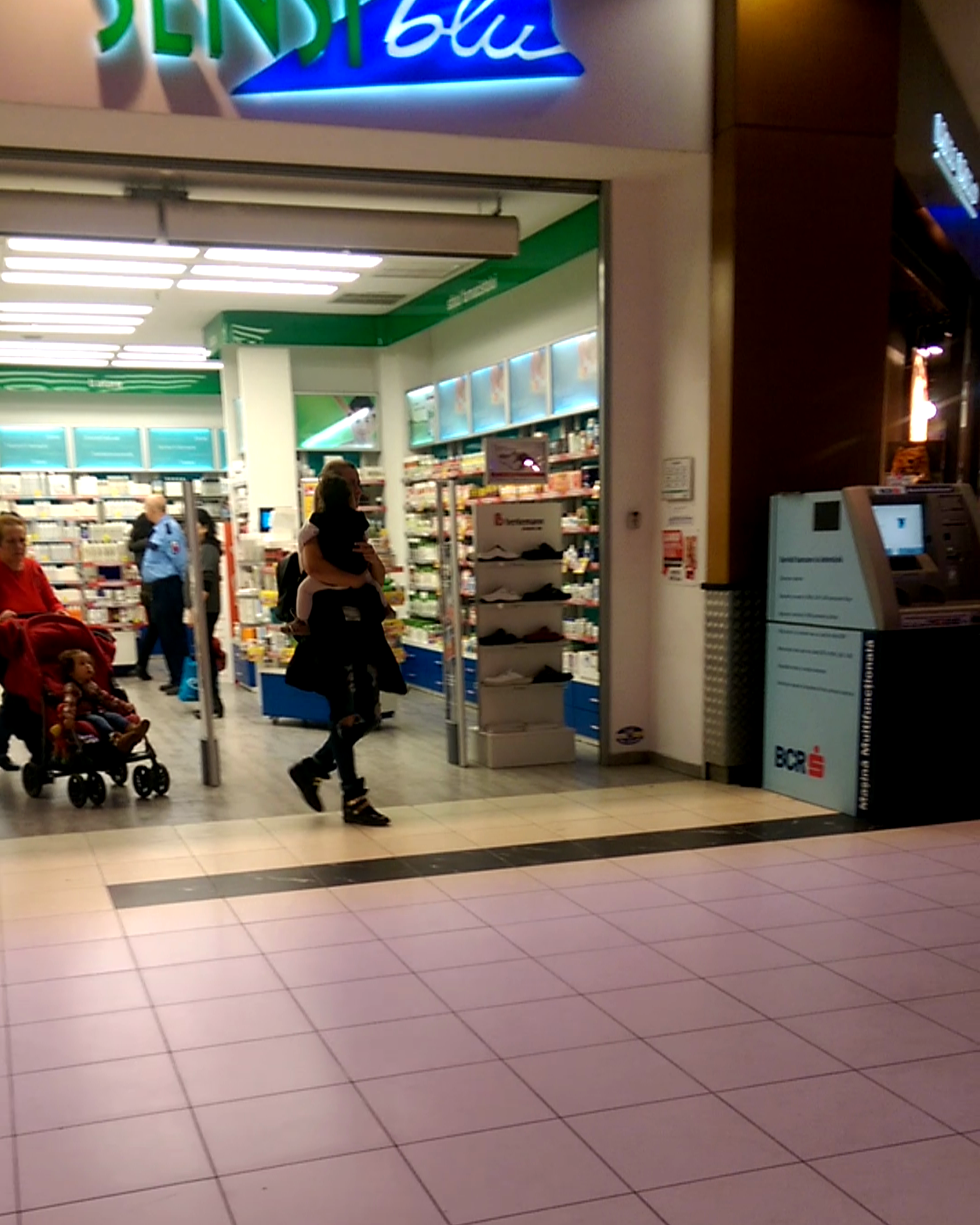 Destinatia Violetei a fost farmacia