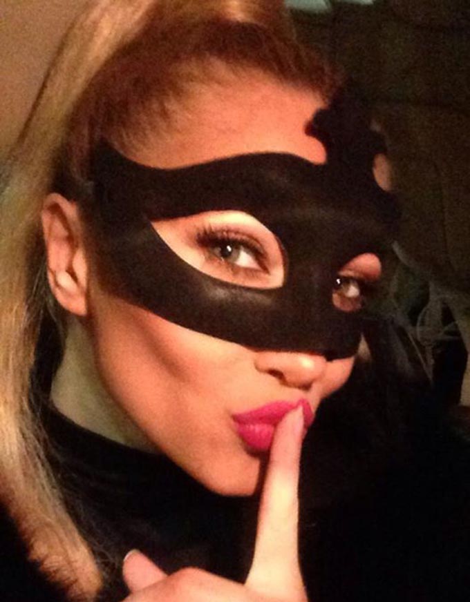 Lora e bucuroasa ca a scapat, momentan, de fanul insistent