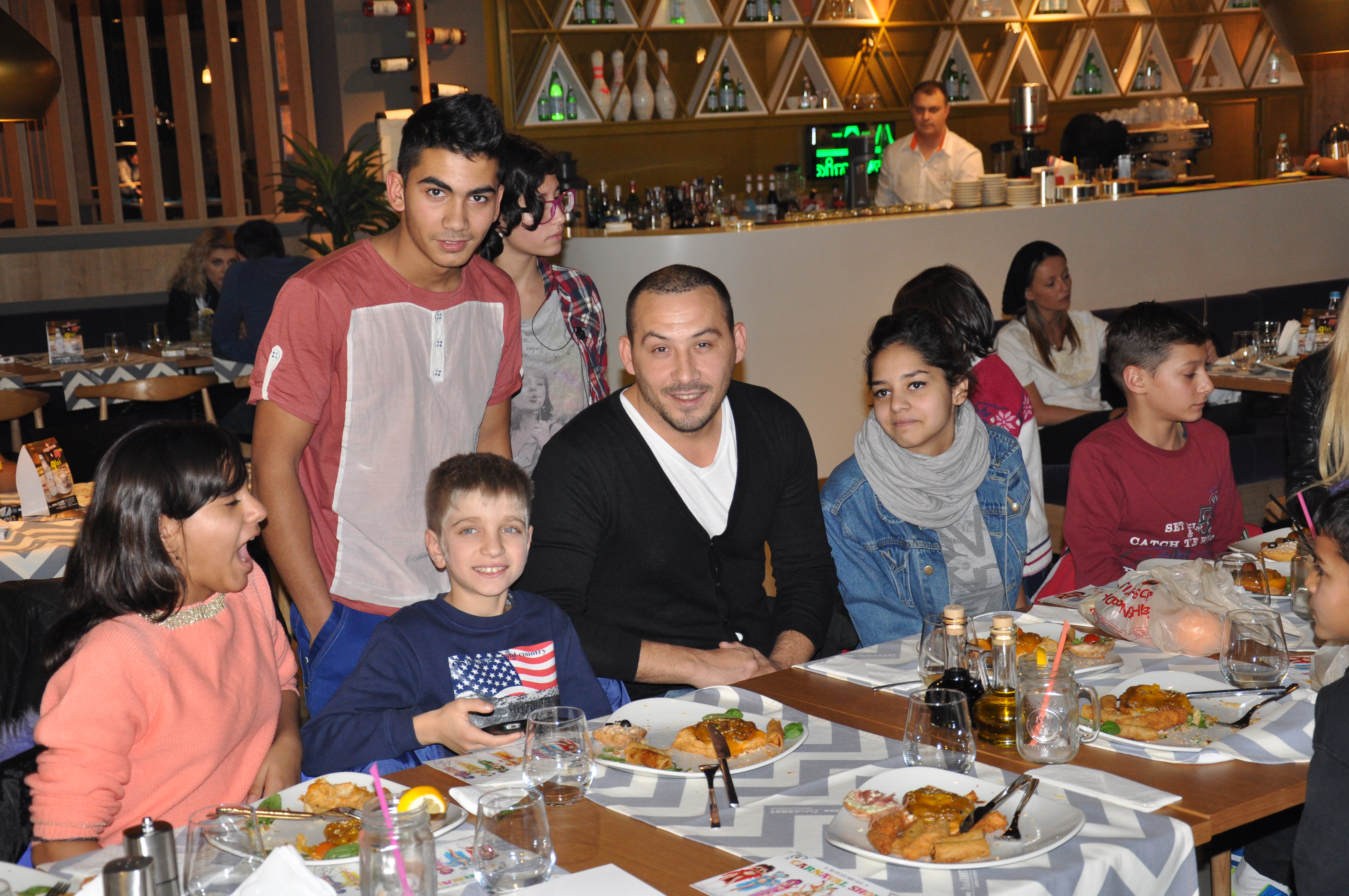 Stefan Stan a luat masa cu copiii de la Fundatia Metropolis