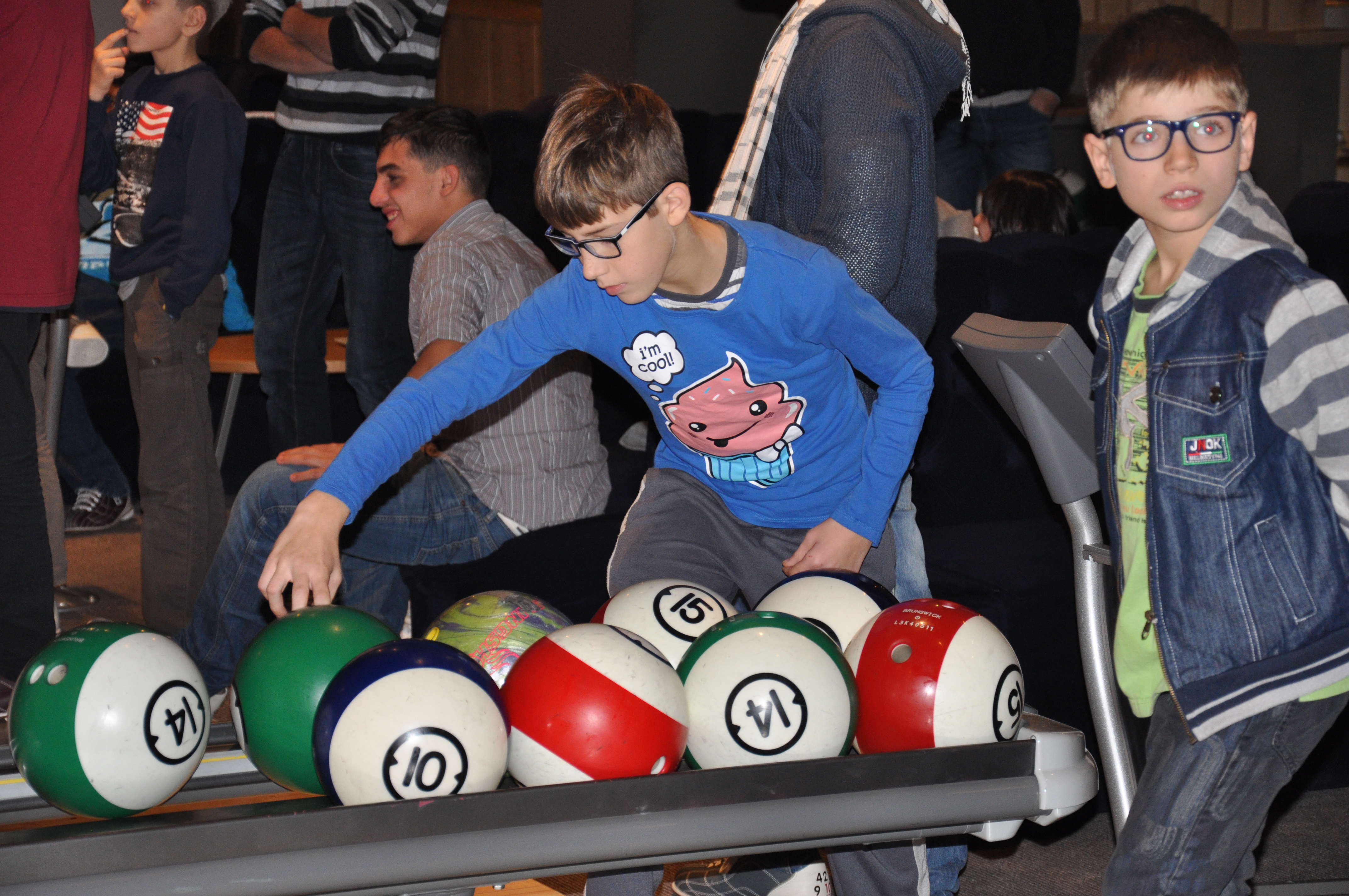 Copiii mai putini norocosi au avut sansa sa se joace bowling pentru prima data