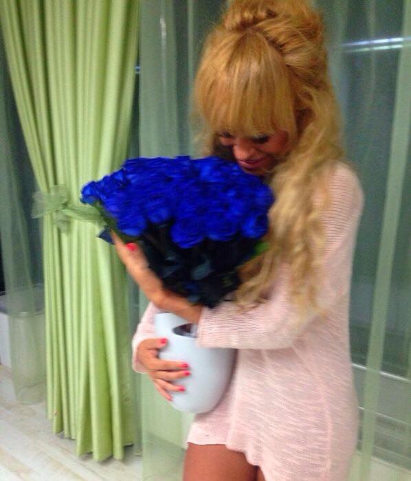 Cantareata a fost ceruta in casatorie cu un buchet imens de trandafiri