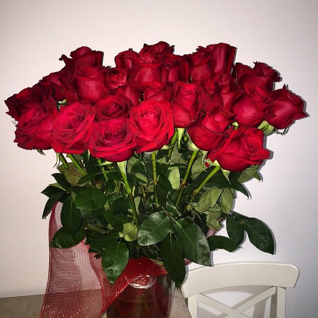 Alina a postat sambata, pe pagina de Facebook, aceasta fotografie cu florile primite de la Nila