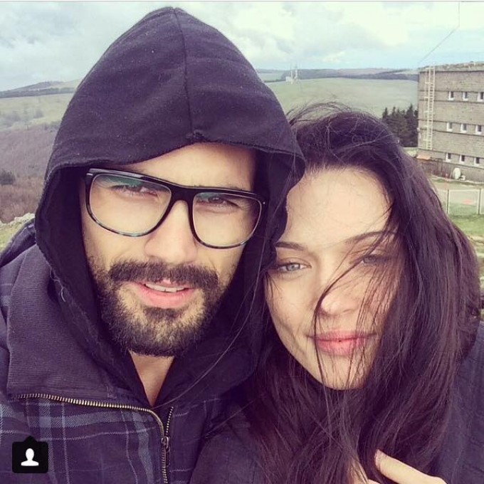 Andrei s-a inscris in concurs desi avea acasa o iubita extrem de geloasa