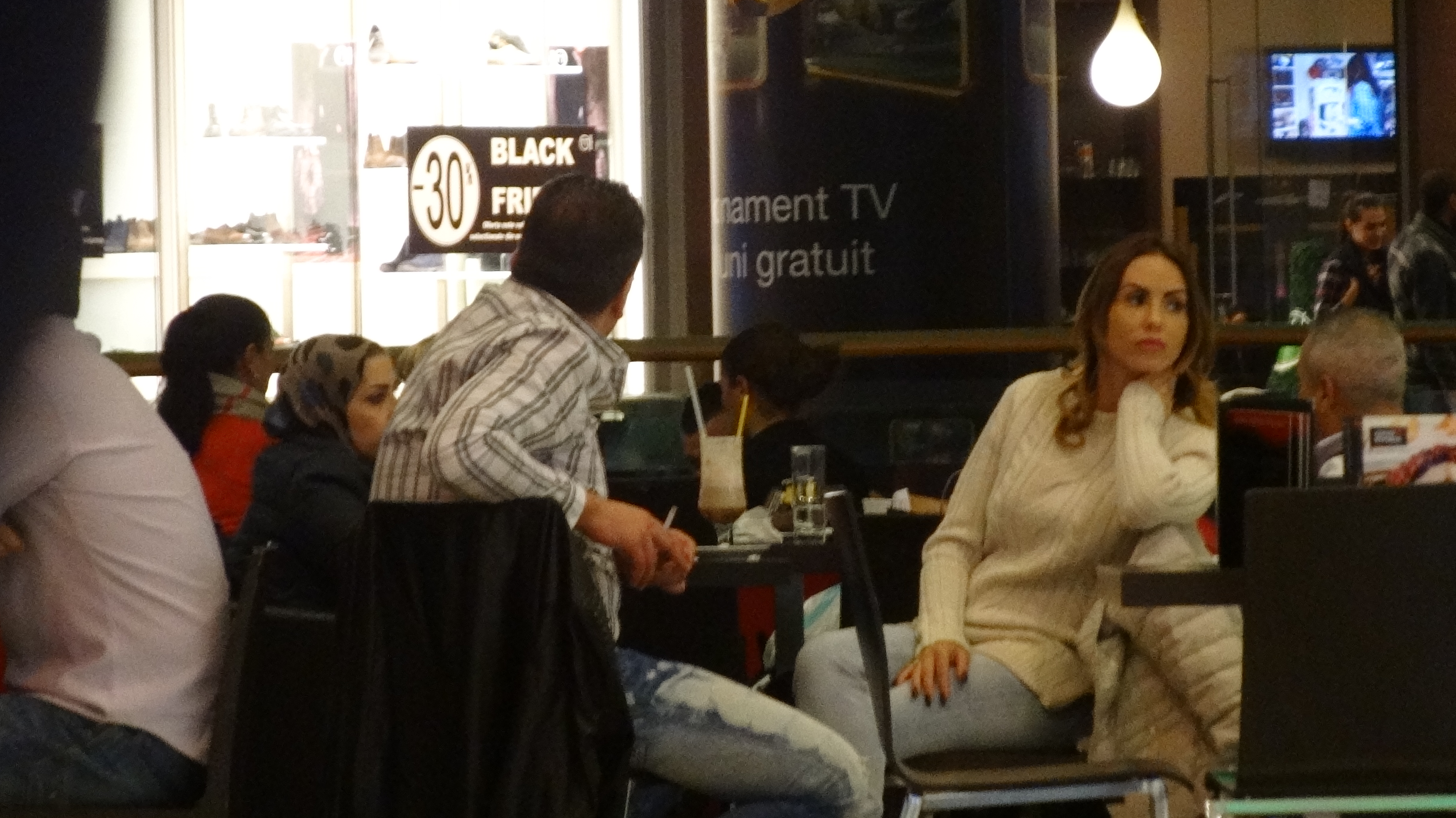 Imbracata mai mult decat decent, Flore pare destul de plictisita