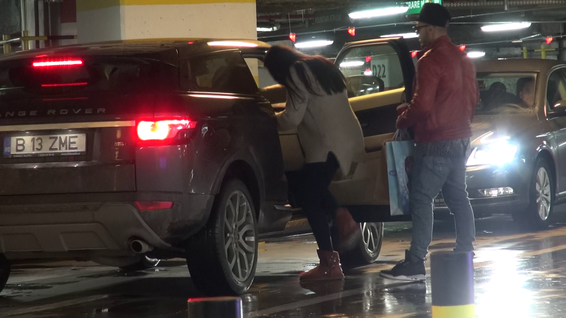 Ca un adevarat cavaler, Alex i-a deschis portiera masinii