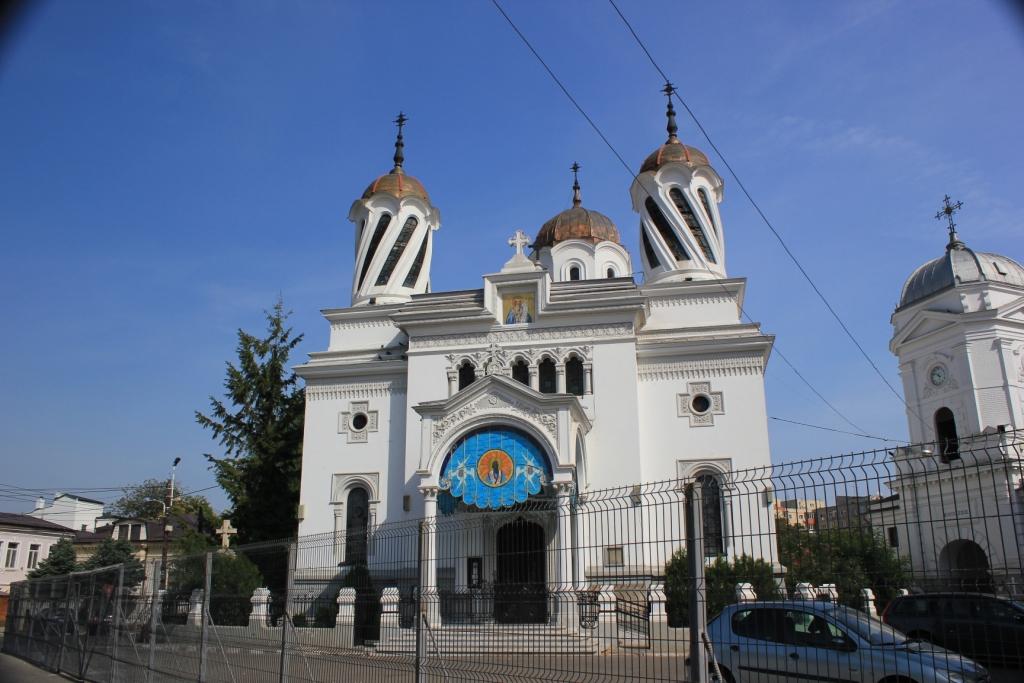 Aceasta este Biserica Sf. Silvestru din Capitala, unde Cristina si Dragos s-au cununat, in vara anului 2009