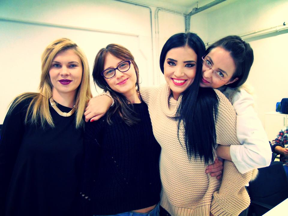 Burtica Adelinei le-a facut pe prietenele ei virtuale sa o intrebe daca nu cumva este insarcinata