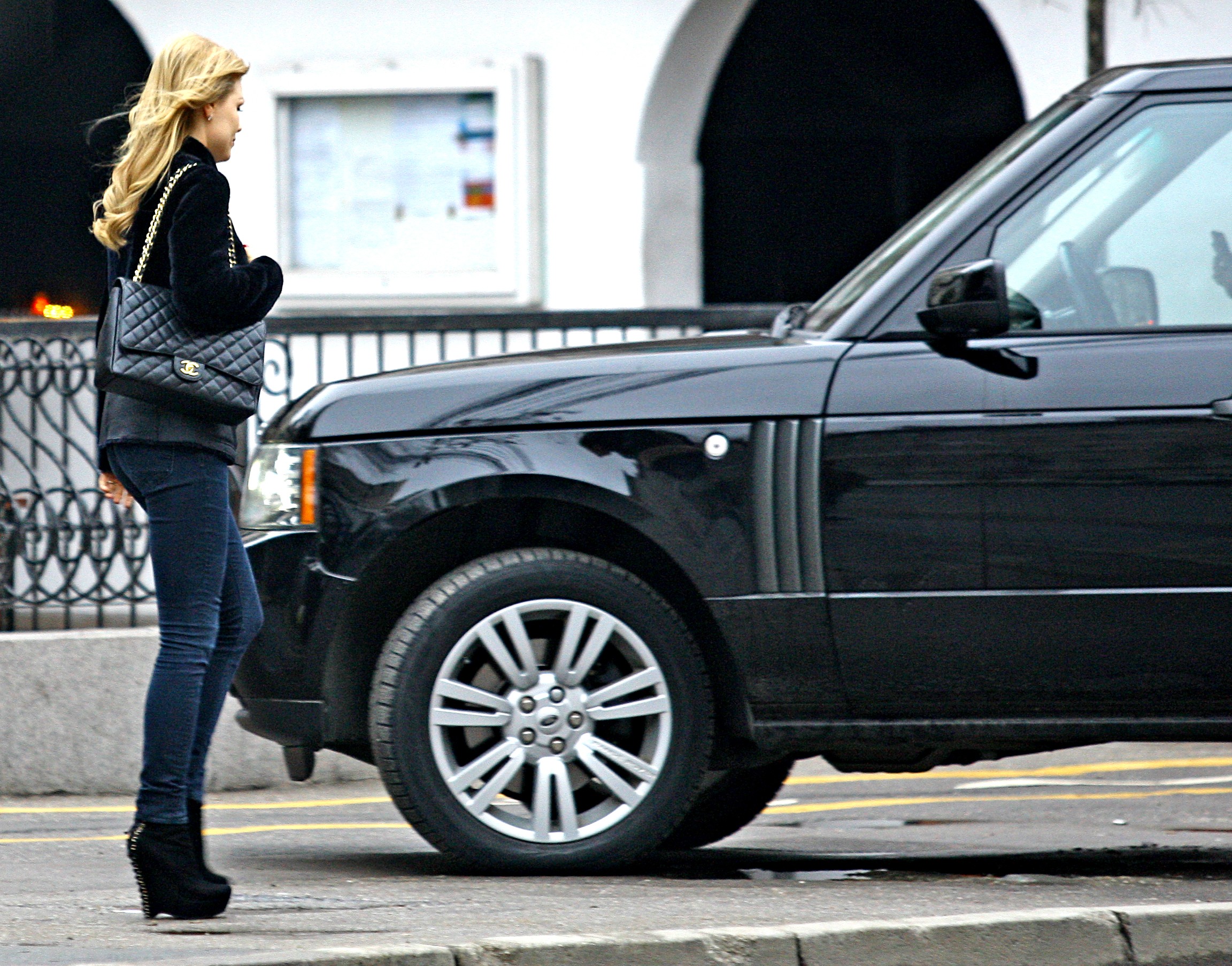 Cristina conduce o masina de 100.000 de euro