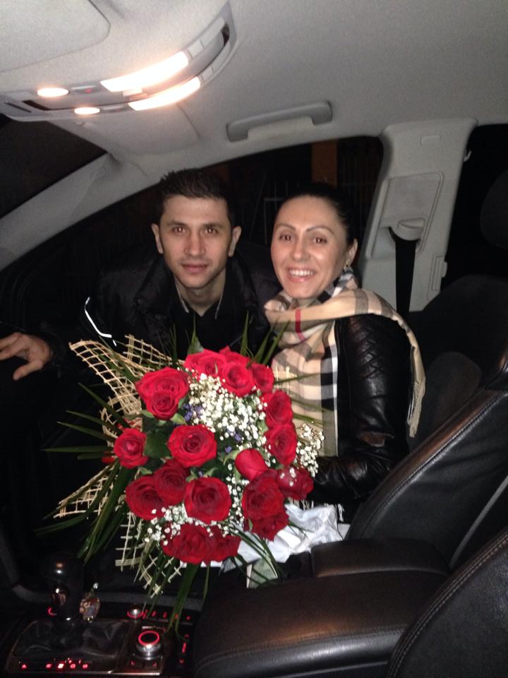 Din putinul lui, Claudiu tot nu uita sa-si surprinda iubita ori de cate ori are ocazia