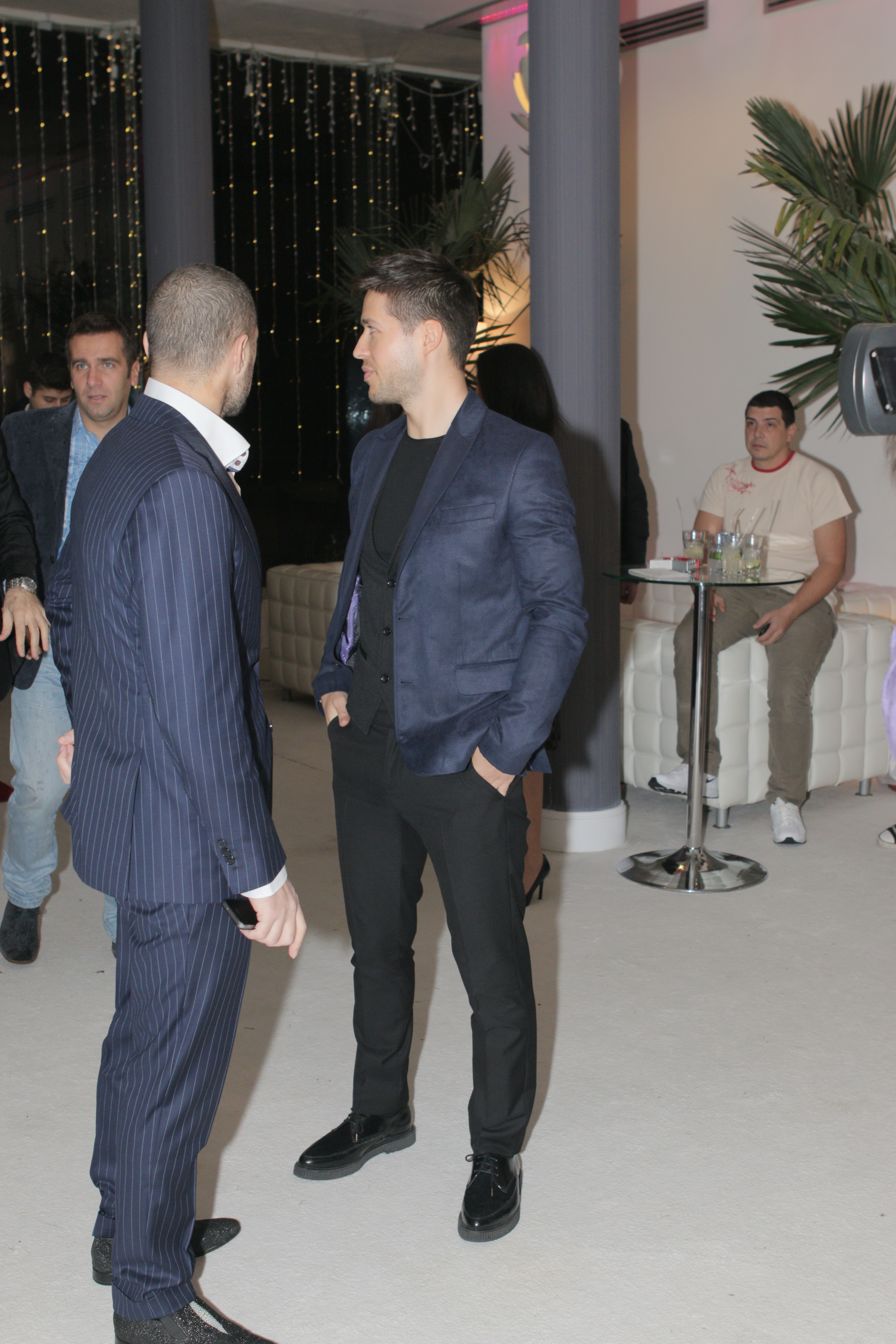 Jorge a incaltat perechea de pantofi fara sa creada ca cineva va avea unii identici