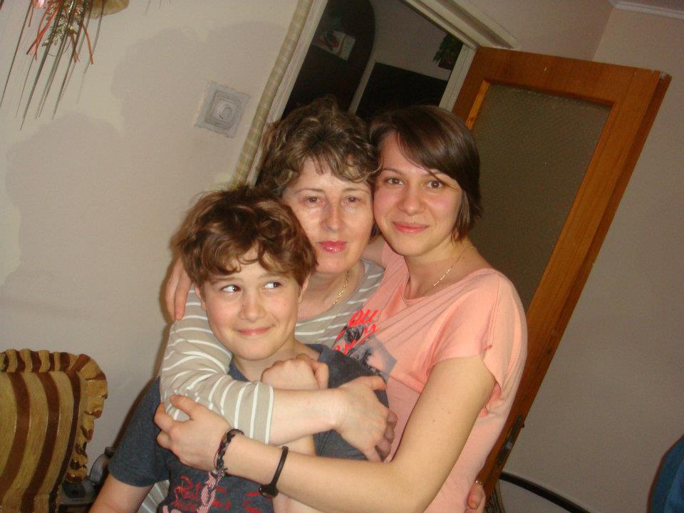 Mama lui Mihai Bendeac, alaturi de fiul ei cel mic, Andrei