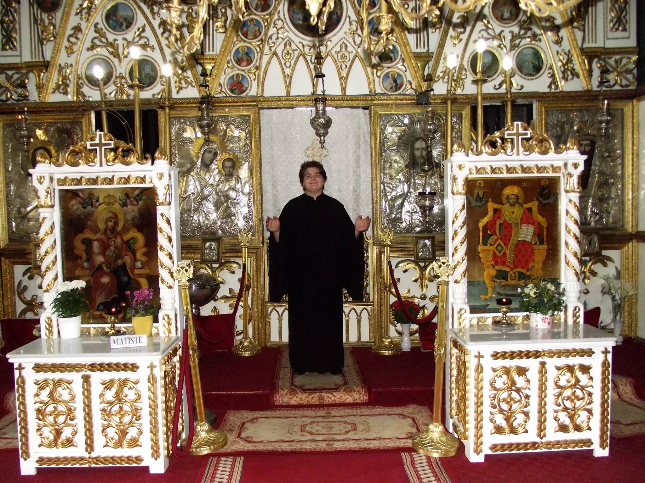 Barbatul trimite mesaje pe site-urile de socializare