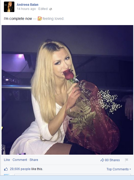 Andreea Balan afiseaza un zambet strengaresc, de parca ar ascunde ceva in spatele lui si al mesajului postat in dreptul imaginii