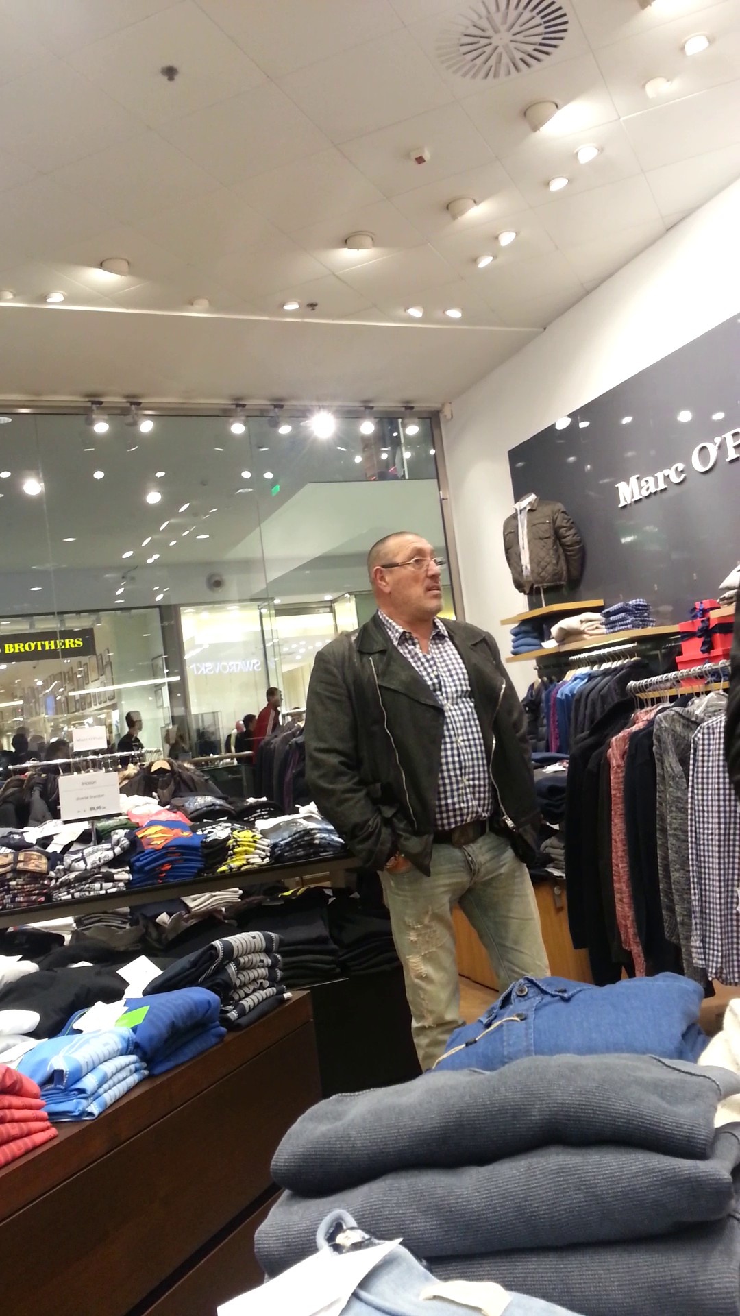 Serghei se uita dupa cele mai trendy tinute